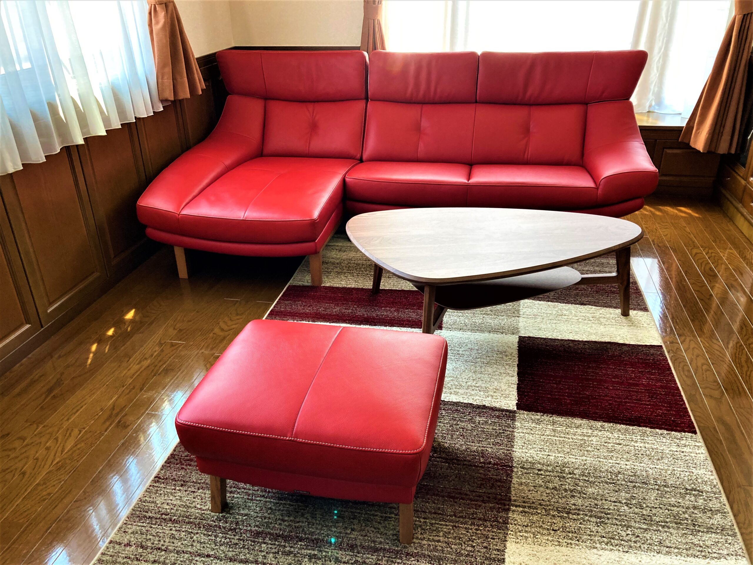 赤いソファが新鮮です。 – カリモク特約店エーアイディー